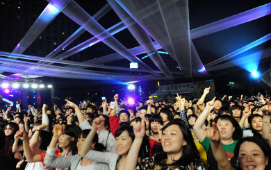 ▲ 락 공연에 열광하는 시민들.   ⓒ 뉴데일리