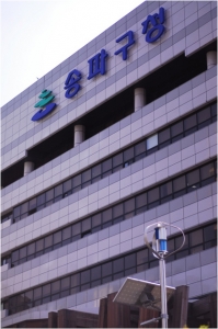 ▲ 송파구청에 설치된 이노시스템의 도심형 풍력 발전 가로등.&nbsp;&nbsp; ⓒ 뉴데일리