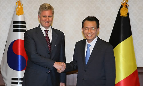 ▲ 한승수 총리와 필립 벨기에 왕세자가 11일 서울 세종로 정부중앙청사에서 만나 악수하고 있다. 이날 한 총리는 신재생에너지 개발 분야에 대한 양국간 협력관계를 강화해 나갈 것을 강조했다. ⓒ연합뉴스