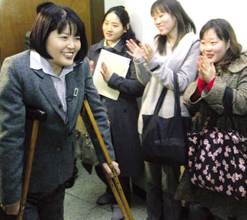 ▲ 지난 2005년 3월 강단에 복귀해 제자들의 환영을 받던 모습의 장영희 서강대 교수. 장 교수는 지난 9일 별세했다. ⓒ  조선일보