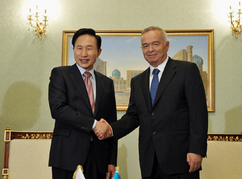 ▲ 이슬람 카리모프 우즈베키스탄 대통령의 대한민국에 대한 '각별한' 애정표현이 화제다. 카리모프 대통령은 11일(현지시간) 타슈켄트 소재 세계경제외교대학에서 열린 이명박 대통령의 특강에 앞서 