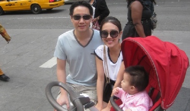 ▲ 딸 예진, 그리고 자신의 남편과 포즈를 취하고 있는 서민정의 단란한 한 때.&nbsp; ⓒ 서민정 미니홈피