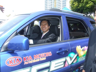 ▲ 지난해 열린 전시회에서 수소연료전지 자동차를 시승하고 있는 김기현 국회의원.&nbsp;&nbsp; &nbsp;ⓒ 뉴데일리