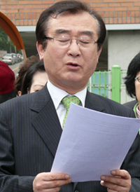 ▲ 이상진 반국가교육척결국민연합 상임대표 (전 서울시교육위원)는 12일 경기도 교육청 앞에서 