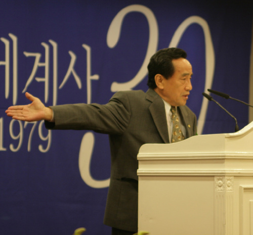 ▲ 12일 세종문화회관 세종홀에서 열린 문학세계사 30주년 기념식에서 인사말을 하고 있는 김종해 문학세계사 대표. ⓒ 뉴데일리