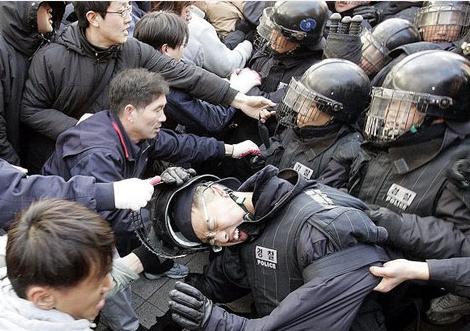 ▲ 시위대에 맞는 전경들. ⓒ 뉴데일리