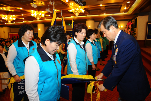 ▲ 박세직 재향군인회 회장(오른쪽) 은 14일 서울 용산전쟁기념관에서 열린 '제11차 재향군인여성회 정기총회'에 참석해 유공여성회원들에게 표창을 수여했다.