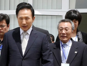 ▲ 이명박 대통령의 중앙아시아 국빈 방문을 수행하고 있는 소설가 황석영씨(이 대통령 오른쪽). ⓒ 연합뉴스