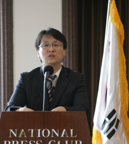 ▲ 14일 서울 중구 프레스센터에서 열린  '방송장악 10년 충격보고서'출판보고회에서 행사에 앞서 연설을 하고 있는 임헌조 방송개혁시민연대 공동대표 ⓒ 뉴데일리 