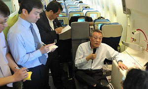 ▲ 이명박 대통령의 중앙아시아 2개국 국빈 방문을 수행한소설가 황석영씨가 서울로 돌아오는 특별기 기내에서 기자간담회를 가지고 있다. ⓒ 연합뉴스