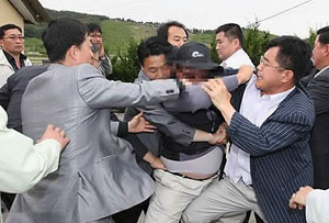 ▲ 15일 봉하마을에서 부추연 회원들과 주민들이 몸싸움을 벌이고 있다. ⓒ 연합