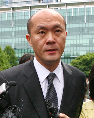 ▲ 조세포탈 혐의로 기소된 전두환 전 대통령의 차남 재용씨가 15일 오전 서울고법에서 열린 파기환송심 선고공판에서 징역 2년6월에 집행유예 3년, 벌금 28억원을 선고받은 뒤 법정을 나서고 있다. ⓒ 뉴데일리