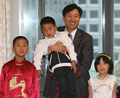 ▲ 15일 서울시청을 방문한 중국 쓰촨성 지진으로 고아가 된 아이들과 오세훈 서울시장이 만남을 가졌다. ⓒ 연합뉴스