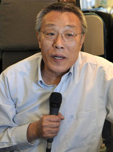 ▲ 이명박 대통령의 중앙아시아 순방길에 함께 올랐던 황석영 작가가 14일 귀국 비행기 안에서 기자회견을 갖고 있다. ⓒ연합뉴스