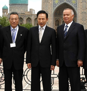 ▲ 이명박 대통령과 함께 중앙아시아 순방길에 오른 황석영 작가. (왼쪽 첫 번째) ⓒ 연합뉴스  