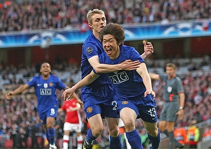 ▲ 16일 오후 8시 45분 올드 트래포드서 열리는 2008~2009 잉글랜드 프리미어리그 37라운드 아스날과의 경기에 출장이 유력한 박지성. 사진은 박지성 선수가 아스날과의 유럽축구연맹(UEFA) 챔피언스리그 4강 2차전에 선발 출전, 전반 8분 선제골을 넣고 대런 플래처와 함께 환호하고 있는 모습.  ⓒ 연합뉴스