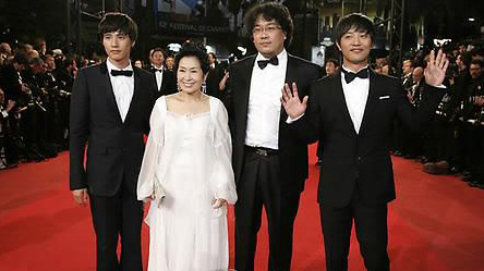 ▲ 봉준호 감독의 새 영화 '마더' 팀이 칸 영화제 레드카펫 행사에서 포즈를 취하고 있다. (왼쪽부터 원빈, 김혜자, 봉준호 감독, 진구) ⓒ 연합뉴스