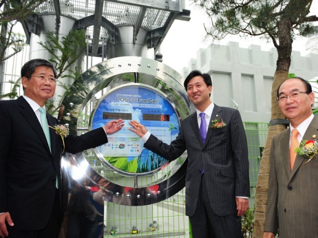 ▲ 현재 출력을 알 수 있는 디지털계기판 앞에서 포즈를 취하고 있는 오세훈시장과 이동희 포스코 대표이사, 김기성 시의회의장.&nbsp;&nbsp; ⓒ 뉴데일리