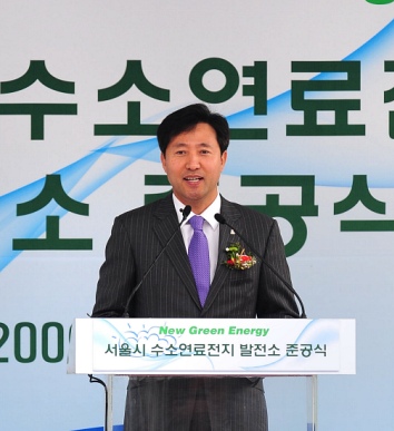 ▲ 현재 출력을 알 수 있는 디지털계기판 앞에서 포즈를 취하고 있는 오세훈시장과 이동희 포스코 대표이사, 김기성 시의회의장.&nbsp;&nbsp; ⓒ 뉴데일리