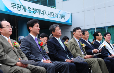 ▲ 현재 출력을 알 수 있는 디지털계기판 앞에서 포즈를 취하고 있는 오세훈시장과 이동희 포스코 대표이사, 김기성 시의회의장.&nbsp;&nbsp; ⓒ 뉴데일리