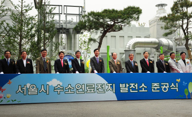 ▲ 현재 출력을 알 수 있는 디지털계기판 앞에서 포즈를 취하고 있는 오세훈시장과 이동희 포스코 대표이사, 김기성 시의회의장.&nbsp;&nbsp; ⓒ 뉴데일리