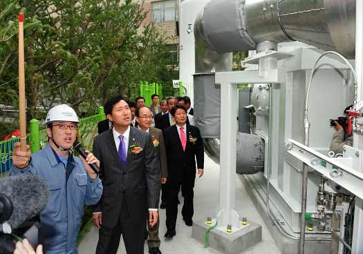 ▲ 수소연료전지발전소를 둘러보는 오세훈 서울시장과 준공식 참석자들.&nbsp;&nbsp; ⓒ 뉴데일리