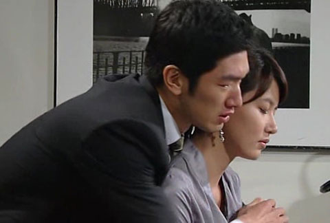 ▲ ▲ 처제와 부적절한 관계 작년 말 종영한 MBC TV&lsquo; 흔들리지마&rsquo;한 장면. 처제를 사랑하고 있는 형부가 그 감정을 담아 뒤에서 껴안고 있다.