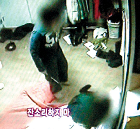 ▲ ▲ 어머니에게 흉기 든 아들. SBS TV 교양 프로그램&lsquo;긴급출동 SOS 24&rsquo;는 최근 어머니에게 무차별적으로 칼&middot;쇠파이프 등의 흉기를 휘두르는 12세 아들의 모습을 고스란히 방송했다.