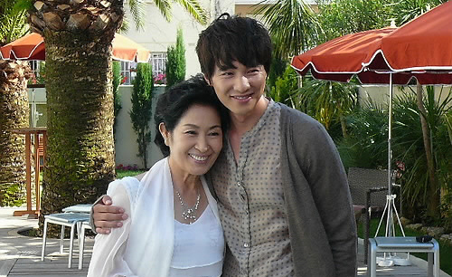 ▲ 제62회 칸 국제영화제 '주목할 만한 시선' 부문에 초청된 영화 '마더'의 배우 김혜자, 원빈이 17일(현지시간) 칸의 한 호텔에서 진행된 인터뷰에서 포즈를 취하고 있다. ⓒ연합뉴스