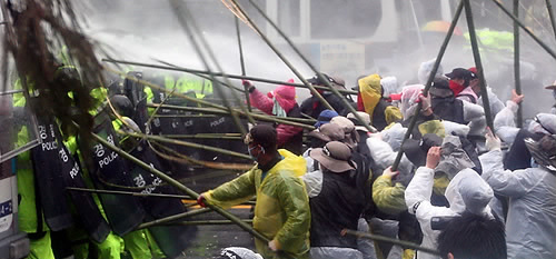 ▲ 민노총 소속 화물연대 조합원들이 지난 16일 집회신고를 하지 않은 대전 중앙병원~대한통운거리를 이동하려다 경찰에 저지당하자 죽창을 휘두르며 공격하고 있다 ⓒ 연합뉴스