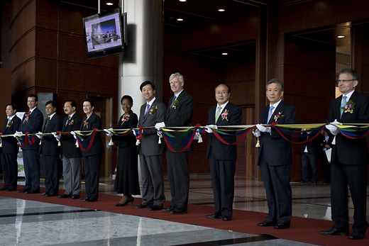 ▲ 18일 서울 코엑스에서 열린 서울기후변화박람회 개막식에서 오세훈 서울시장을 비롯한 파우지 보우오 자카르타 시장, 클로버 무어 시드니 시장, 안나 티바이주카 유엔 해비타트 사무총장, 데이비드 밀러 C40의장 등 주요 도시 시장과 참석자들이 테이프커팅을 하고 있다.   ⓒ 황문성 기자