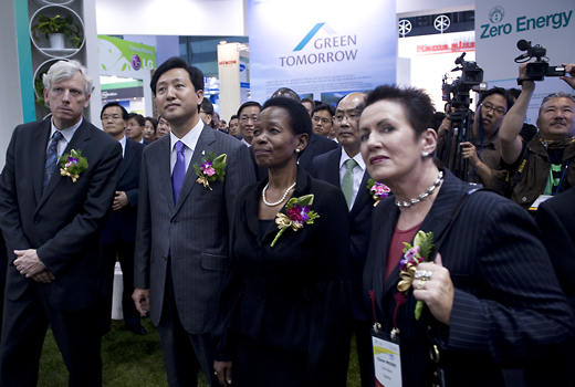 ▲ '기후변화박람회'에 참석, 박람회장을 둘러 보고 있는 오세훈 서울시장과 데이비드 밀러 C40의장, 안나 티바이주카 유엔 해비타트 사무총장 등 내외빈 인사들.   ⓒ 황문성 기자
