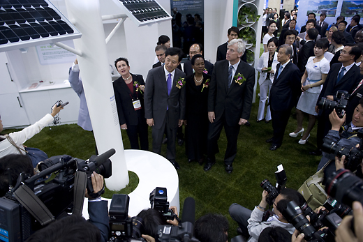 ▲ 서울기후변화박람회 개막식에 참석한 오세훈 서울시장과 C40 의장인 데이비드 밀러 토론토 시장 등 내외빈들이 삼성물산 부스에서 하이브리드 에너지타워를 참관하고 있다.   ⓒ 황문성 기자