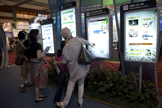 ▲ 가족단위로 나온 관람객들이 박람회장 부스에 마련된 기후변화와 관련된 각종 지표들을 보고 있다.  ⓒ 황문성 기자