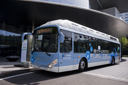▲ 서울시가 C40 기후정상회의 기간동안 신라호텔과 코엑스를 왕복 운행하는 수소연료전지버스를 선보여 외국 참관객들로부터 높은 관심을 얻고 있다.   ⓒ 황문성 기자