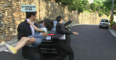 ▲ ▲ 툭하면 납치 MBC&lsquo; 하얀 거짓말&rsquo;에서 방송된 어린 아이 납치 장면.&lsquo; 아내의 유혹&rsquo;,&lsquo; 하얀 거짓말&rsquo;,&lsquo; 꽃보다 남자&rsquo;등 최근 드라마에는 유독 납치 장면이 자주 등장한다.