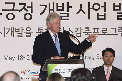 ▲ 서울시가 19일 신라호텔 3층 라일락에서 클린턴재단(CCI, Clinton Climate Initiative)과 함께 온실가스 배출 감축 행동방안을 제시하는 '서울 Initiative'를 발표한 가운데, 빌 클린턴 클린턴재단 이사장이 신도시개발에 있어 온실가스 순 배출량을 제로 이하로 감축하는 것을 목적으로 하는 새로운 친환경 도시개발 모델인 ‘CPDP사업’ 내용을 설명하고 있다.   ⓒ 황문성 기자