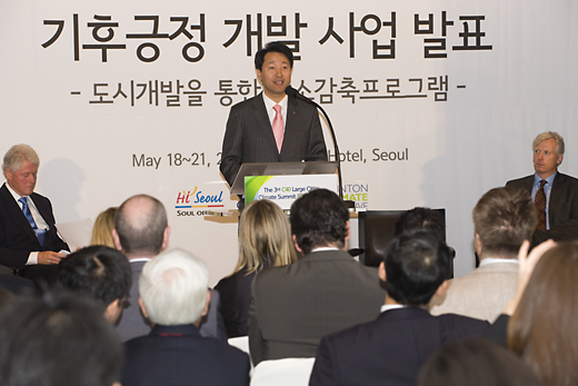 ▲ 서울시가 19일 신라호텔 3층 라일락에서 클린턴재단(CCI, Clinton Climate Initiative)과 함께 온실가스 배출 감축 행동방안을 제시하는 '서울 Initiative'를 발표한 가운데, 오세훈 서울시장이 서울 마곡지구의 CPDP사업에 대해 설명하고 있다.&nbsp;&nbsp;&nbsp; ⓒ 황문성 기자