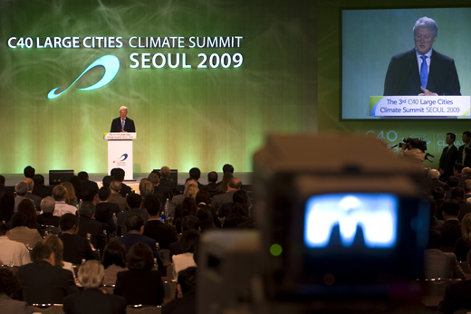▲ 19일 신라호텔에서 열린 'C40 서울 정상회의 개회식'에 참석한 빌 클린턴 클린턴재단 이사장이 기조연설을 통해 신도시개발에 있어 온실가스 순 배출량을 제로 이하로 감축하는 것을 목적으로 하는 새로운 친환경 도시개발 모델인 ‘CPDP사업’ 내용을 설명하고 있다.   ⓒ 황문성 기자