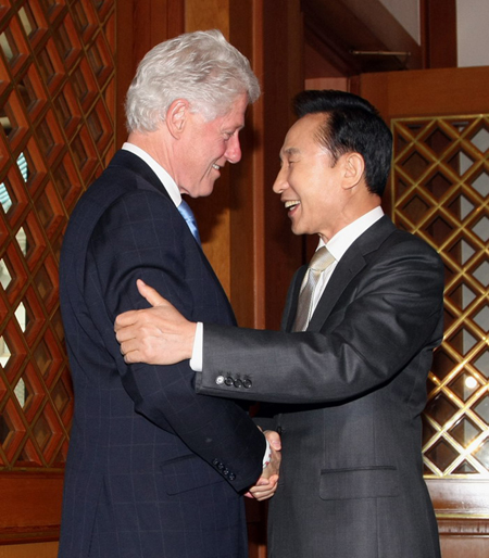 ▲ 이명박 대통령은 19일 청와대에서 '제3차 서울 C40 세계도시 기후 정상회의' 참석차 방한한 빌 클린턴 전 미국 대통령을 접견하고 기후변화 문제, 북한 문제 등 다양한 주제로 환담했다. ⓒ 뉴데일리<=청와대 제공>