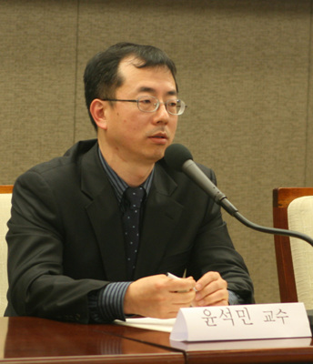 ▲ 주제발표하는 윤석민 서울대 교수. ⓒ 뉴데일리