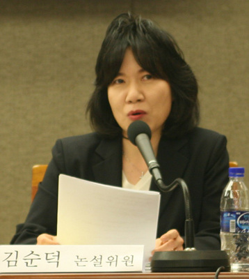 ▲ 토론을 맡은 김순덕 동아일보 논설위원. ⓒ 뉴데일리