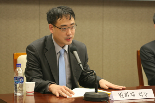 ▲ 토론을 맡은 변희재 실크로드 CEO포럼 회장. ⓒ 뉴데일리