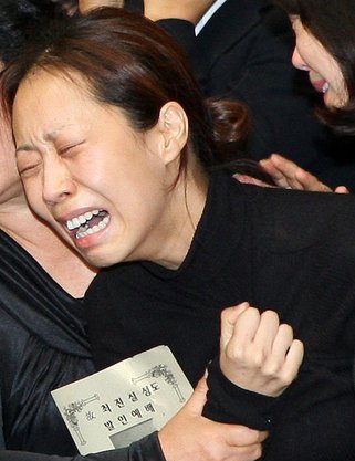 ▲ 자살로 생을 마감한 탤런트&nbsp;최진실의 발인 당시&nbsp;정선희가 오열하고 있다.&nbsp; ⓒ 연합뉴스