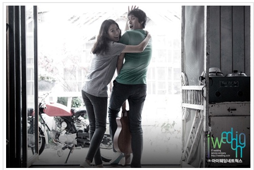 ▲ 결혼을 앞둔 이선균과 전혜진이&nbsp;'닭살 돋는' 커플사진을 찍어 화제다. &nbsp;ⓒ 아이웨딩네트웍스