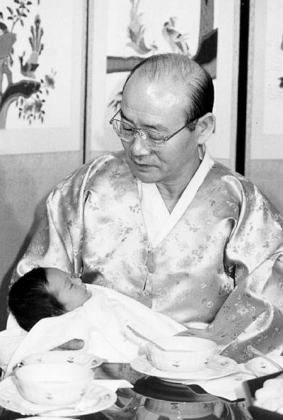 ▲ 아기를 안고 있는 전두환 전 대통령&nbsp; ⓒ'투명사회를 위한 정보공개센터 http://opengirok.or.kr'