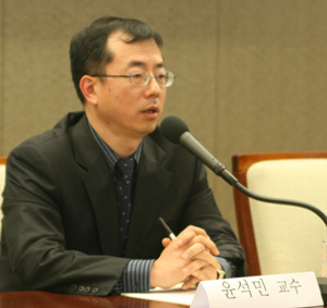 ▲ 19일 열린 토론회에서 주제발표를 하는 윤석민 서울대 교수. ⓒ 뉴데일리