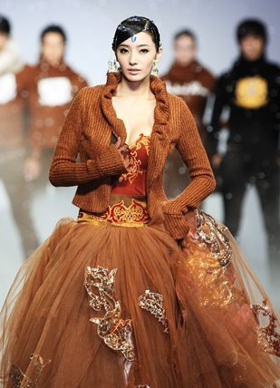 ▲ 인천 송도국제도시에서 열린 '송도 컨벤시아 개관 기념 앙드레김 패션쇼'에서 워킹을 하고 있는 탤런트 한채영. &nbsp;ⓒ&nbsp;연합뉴스