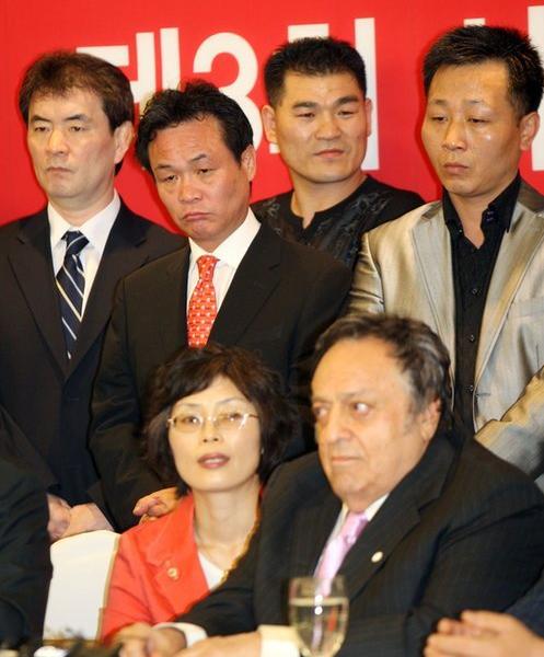 ▲ 프로복싱 세계챔피언 장정구(왼쪽 두번째)와 유제두, 김태식, 박종팔, 지인진 씨 등 챔피언들이 모인 가운데 WBC(세계권투평의회) 호세 술레이만(앞줄 오른쪽) 회장이 20일 오전 서울 중구 세종 호텔에서 열린 WBC총회 기념 챔프 2009 MOU 체결식에 참석하고 있다. ⓒ&nbsp;연합뉴스