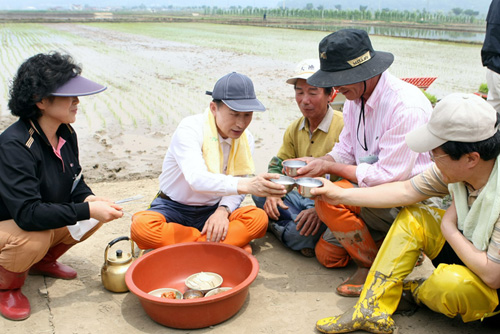 ▲ 20일 경기도 안성시 고삼면 대갈리에서 주민들과 막걸리를 함께 마시는 이명박 대통령. ⓒ 뉴데일리 <=청와대 제공>